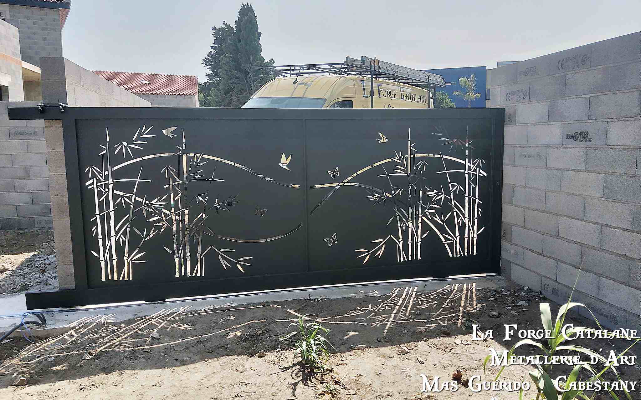 portail coulissant avec decoupe laser bambous forge catalane.jpg